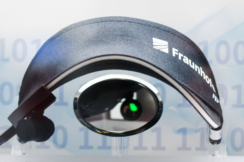Eine Kappe mit einem OLED-Mikrodisplay vor dem rechten Auge.
