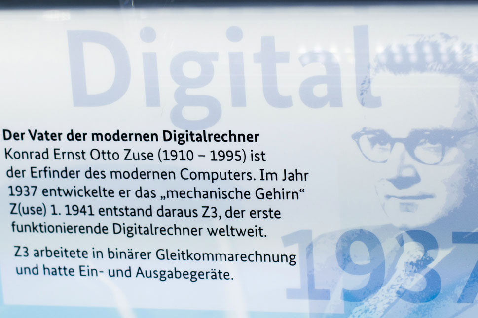 Eine Wandtafel im InnoTruck informiert über Konrad Zuse.