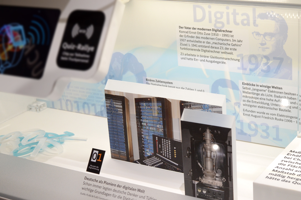 In der Exponatsbox werden zwei Bilder in Szene gesetzt: Ein Bild des ersten Computer Z3 und ein Bild des Elektronenmikrokops von Ruska.