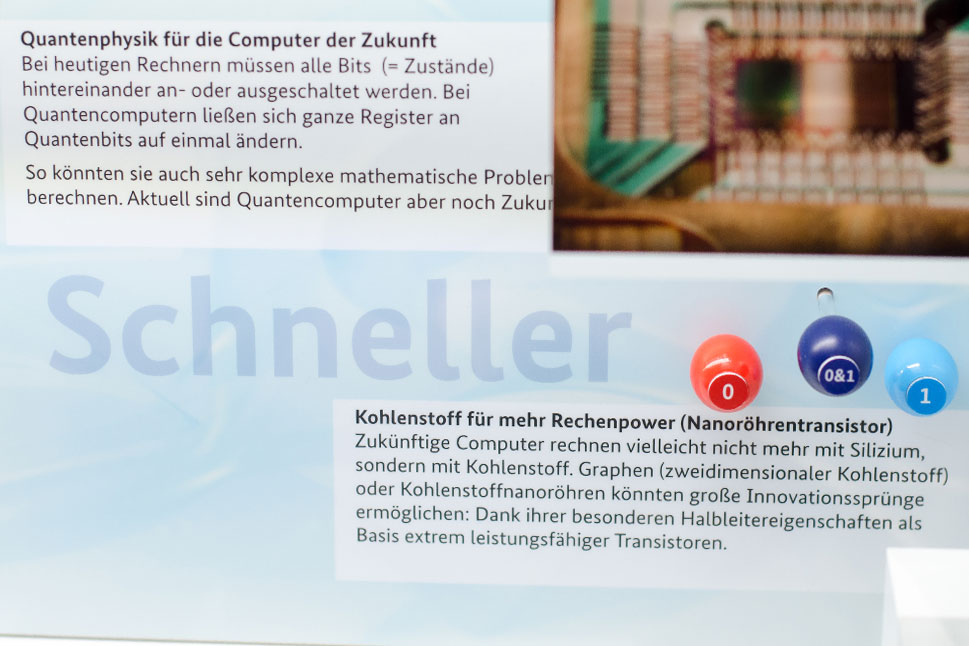 Die Exponatsbox mit einem Bild eines Quantenchips.