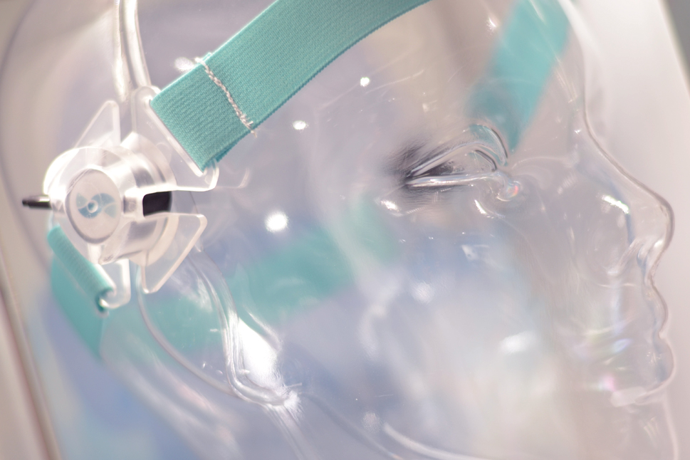 Der ACG-Sonograph ist einer kleine Box an einem Stirnband.