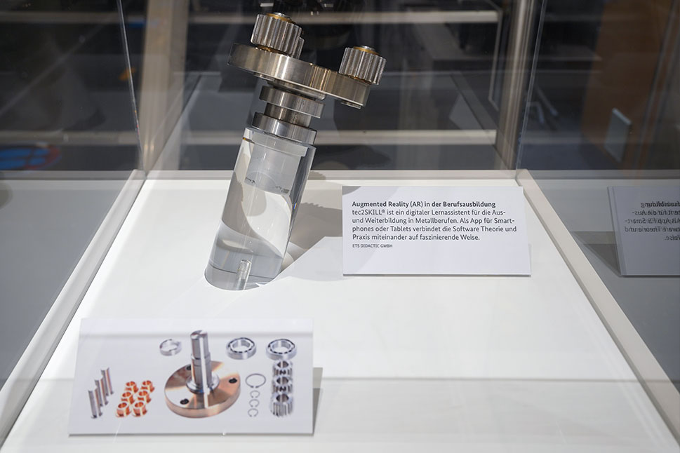 Ein Modell mit mehreren Zahnrädern in einer Ausstellungsvitrine.