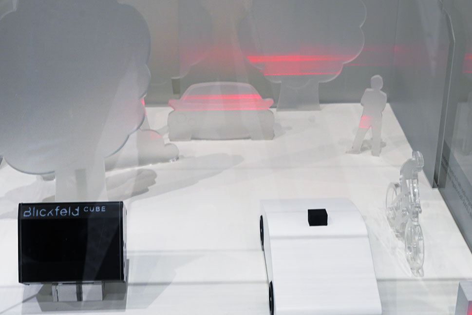 Ein Laser auf dem Dach eines Modellautos tastet eine modellierte Umgebung ab.