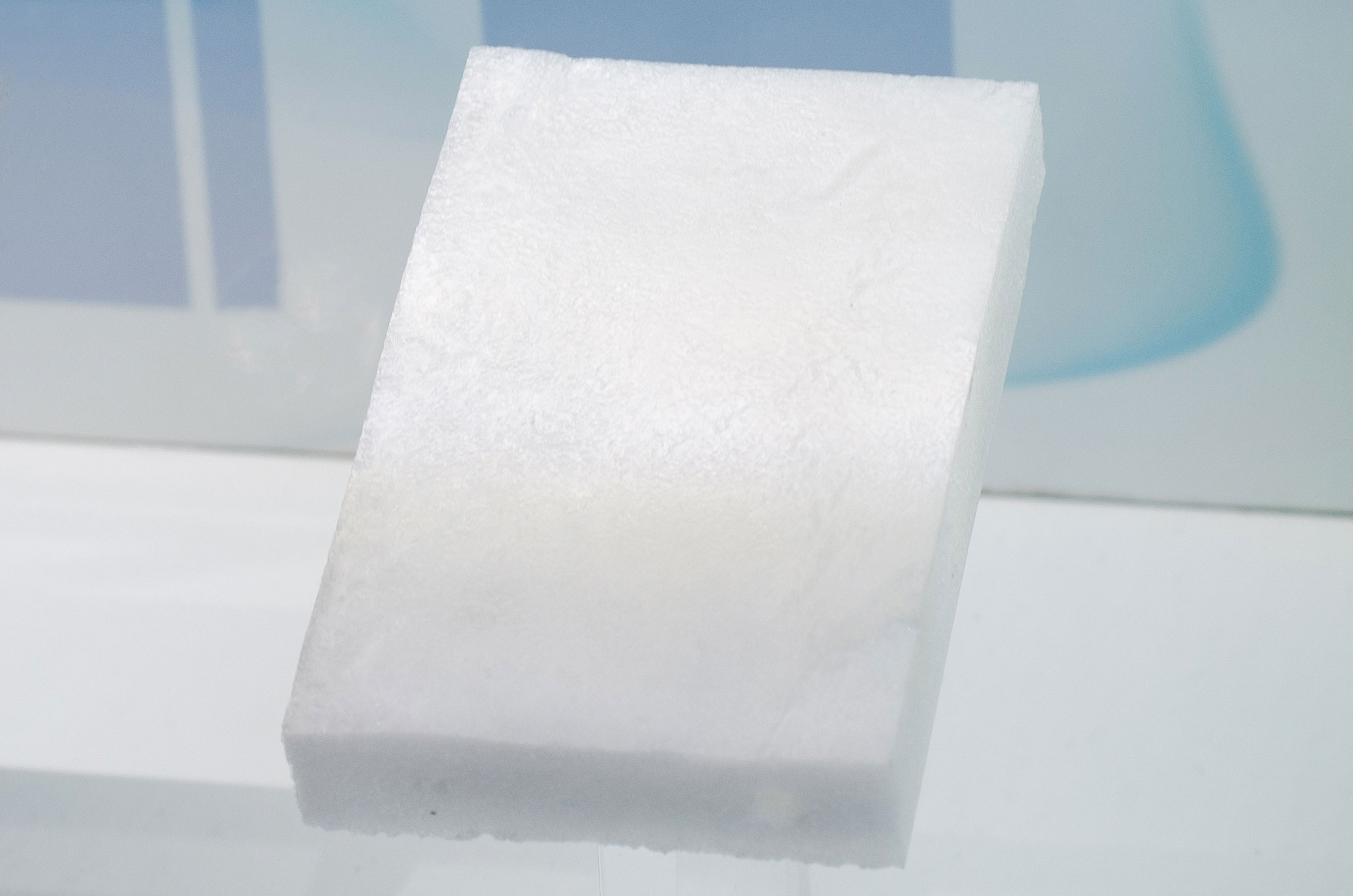 Ein kleiner weißer Block, der aus Flammschutzschaum besteht.