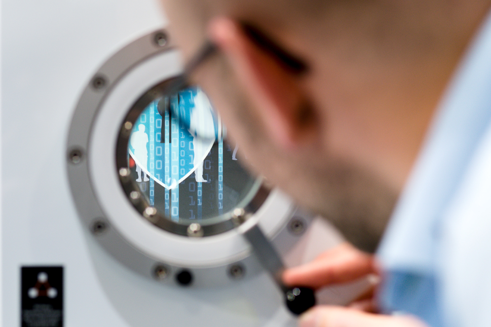 Ein Mann blickt durch ein Bullauge.