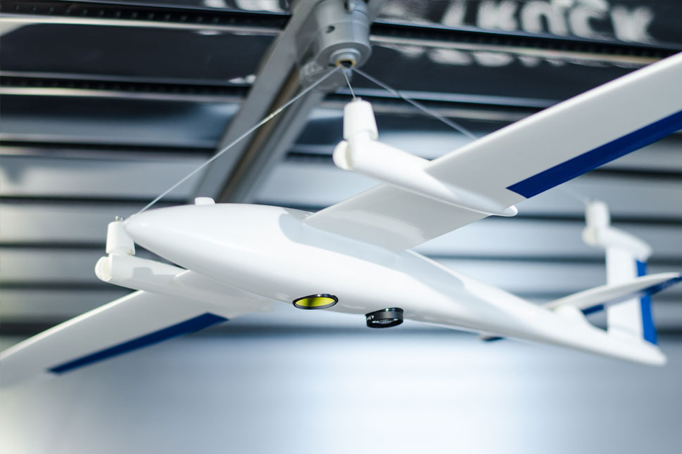 Ein Modell einer Flugdrohne hängt in der InnoTruck-Ausstellung an der Decke.