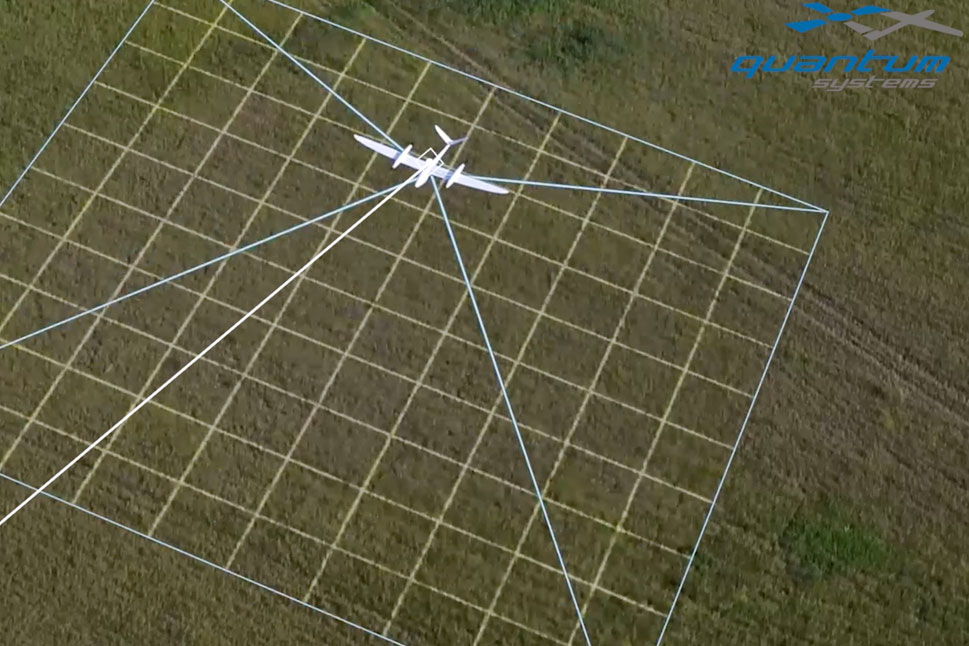 Computergrafik mit einer Drohne und darunter ein quadratisches Raster..