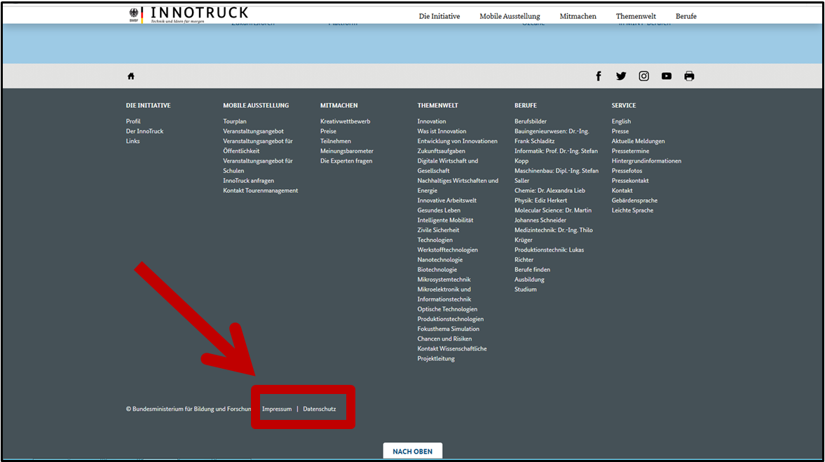 Auf einem Screenshot der InnoTruck-Startseite ist der Link zum Impressum am Ende der Seite mit einem roten Rahmen und Pfeil markiert.