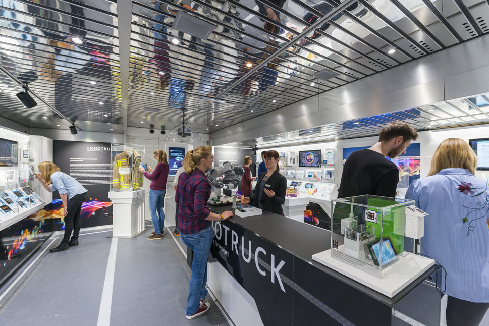 Die Ausstellung im InnoTruck lädt zum Anschauen, Anfassen und Ausprobieren ein.