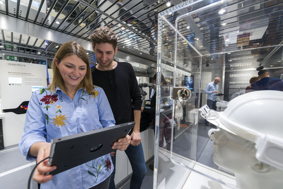 Mit den Innovationsscannern können mittels Augmented Reality-Anwendung weitere Informationen zu ausgewählten Exponaten abgerufen werden.