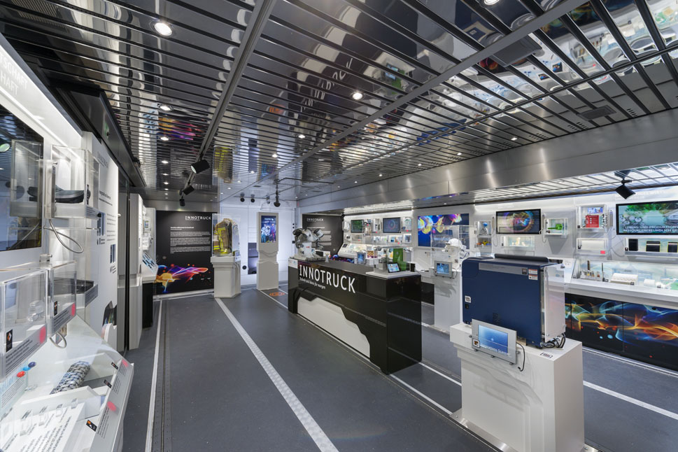 Der mobile Ausstellungsraum im Erdgeschoss der Initiative InnoTruck.