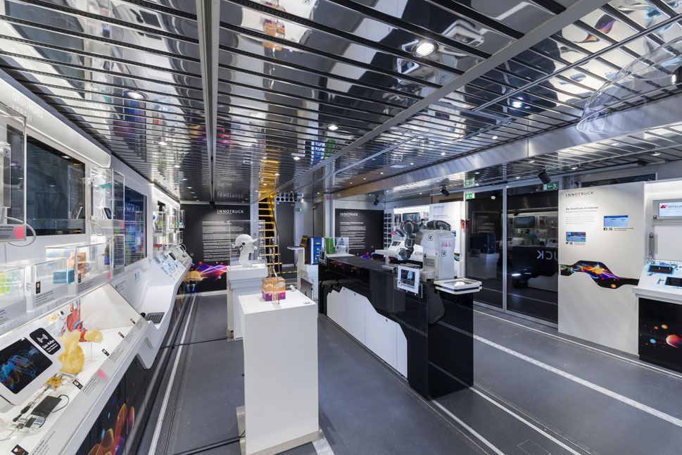 Der mobile Ausstellungsraum im Erdgeschoss der Initiative InnoTruck.