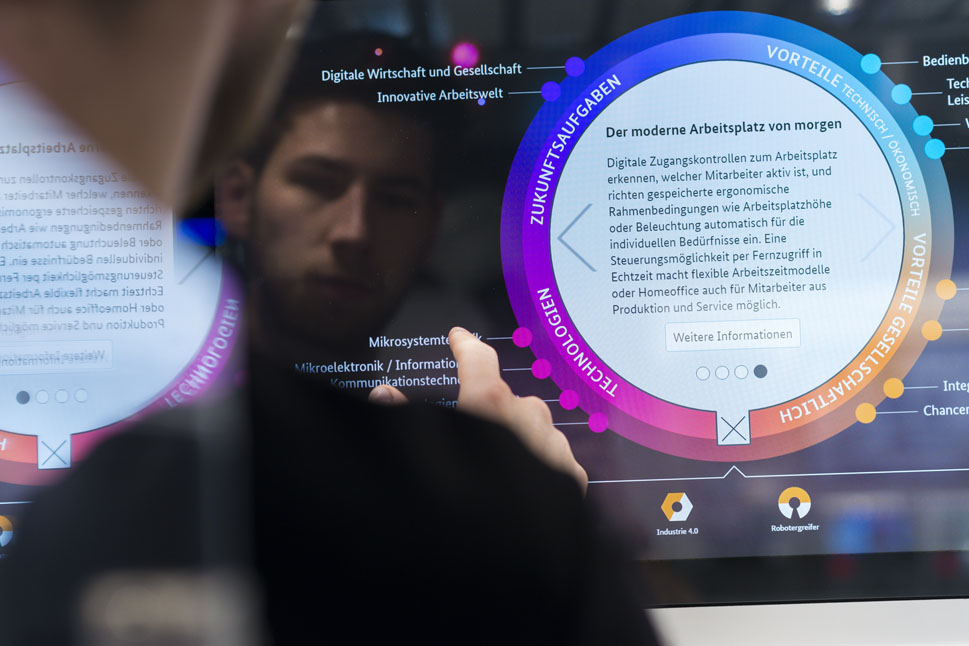Der Innovationsanalysator zeigt zu jedem Exponat in der Ausstellung des InnoTrucks weiterführende Informationen an.