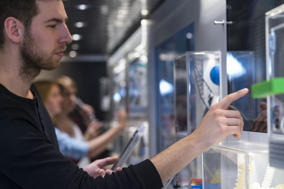 Die umfassenden Multimediainhalte im InnoTruck sprechen vor allem Jugendliche an.