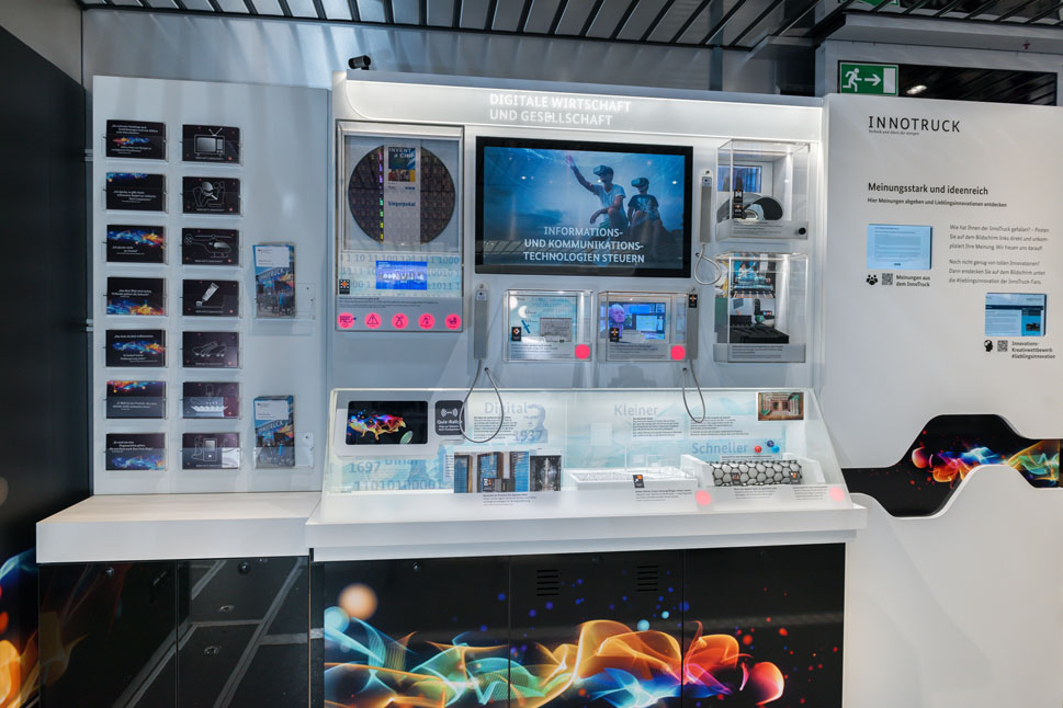 Exponat- und Themenwand zur Zukunftsaufgabe 'Digitale Wirtschaft und Gesellschaft'.