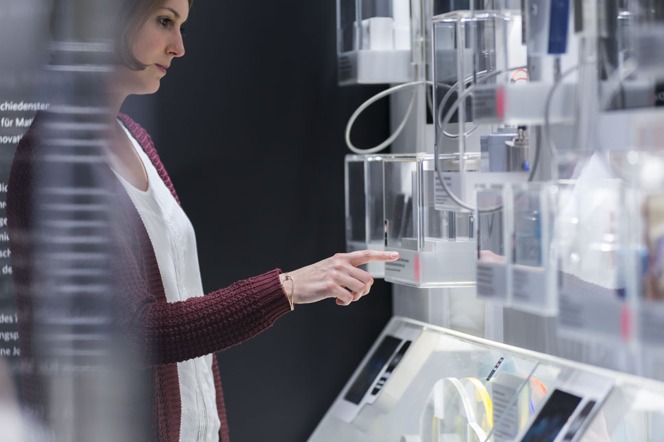 Die gesamte Ausstellung im InnoTruck ist interaktiv gestaltet. Viele Exponate laden zum Anfassen und Ausprobieren ein.