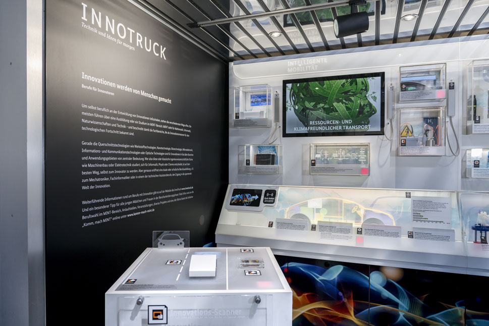 Exponat- und Themenwand zur Zukunftsaufgabe 'Intelligente Mobilität'.