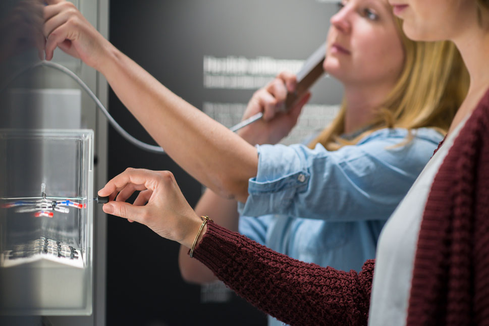 Die Ausstellung im InnoTruck ist mit vielen Multimedia-Elementen ansprechend gestaltet.