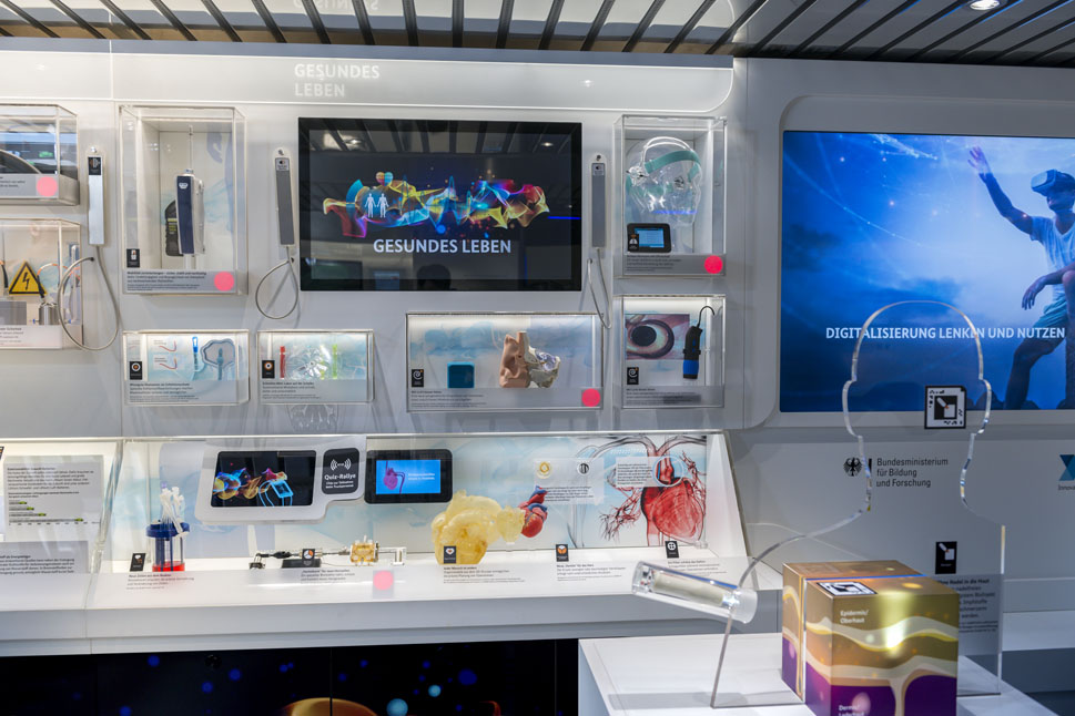 Exponat- und Themenwand zur Zukunftsaufgabe 'Gesundes Leben'.