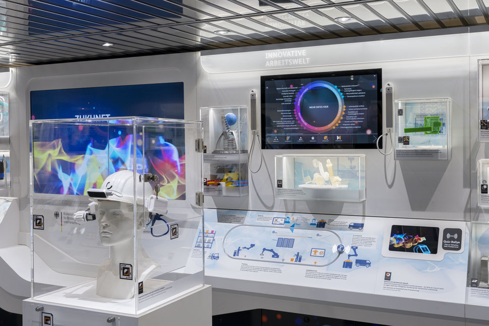 Exponat- und Themenwand zur Zukunftsaufgabe 'Innovative Arbeitswelt'.