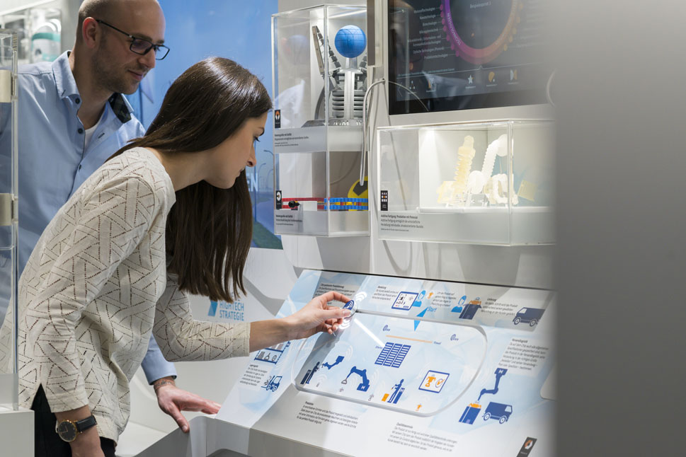 Informative Schautafeln erklären im InnoTruck auf verständliche Weise komplexe Zusammenhänge.