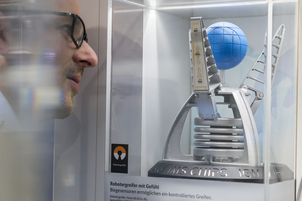 Innovative Exponate wie ein bionischer Robotergreifer geben Einblicke in die Zukunft der Gesellschaft.