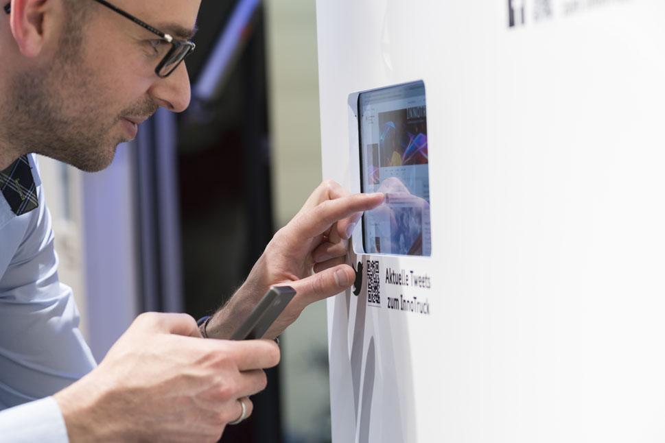 Social Media-Terminals informieren die Besucher über die Aktivitäten der Initiative InnoTruck bei Twitter und Facebook.