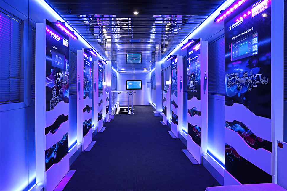 Die Ausstellung zum Wissenschaftsjahr 2018 - Künstliche Intelligenz im InnoTruck.